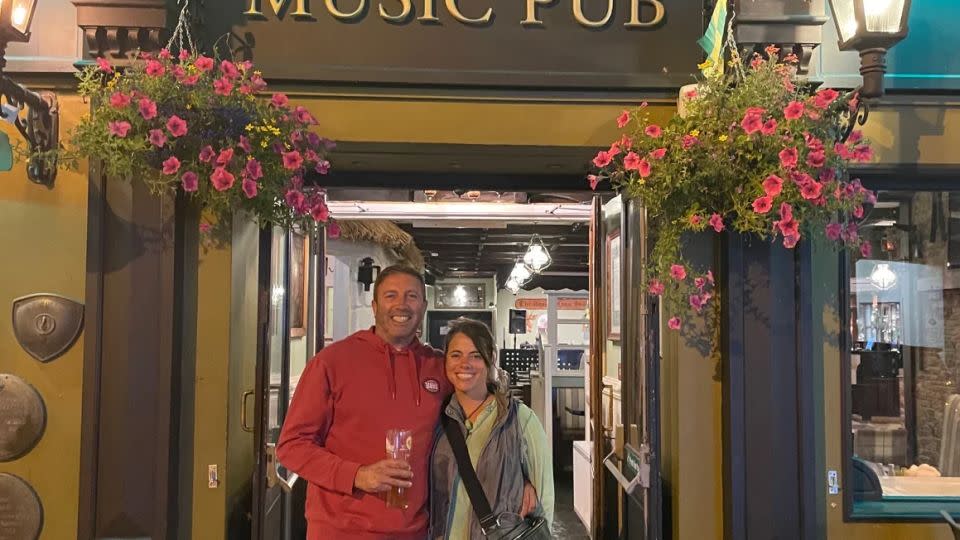 Dirk y Kerri se reencontraron en Irlanda en 2019. No se habían visto en más de 17 años, pero reencontrarse se sintió