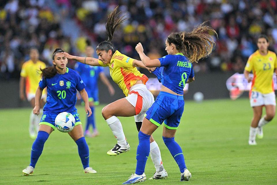 La colombiana, Catalina Usme, disputa el balón con dos jugadoras brasileñas en un lance de la final.