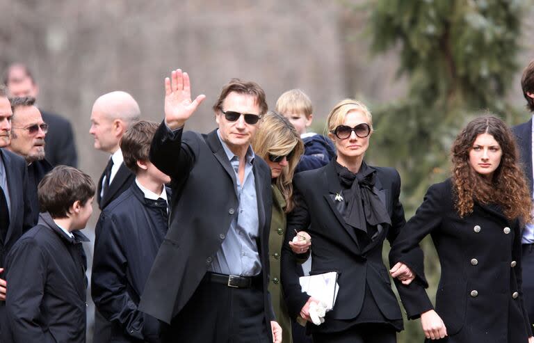 Liam Neeson y sus hijos Micheál y Daniel en el funeral de la actriz