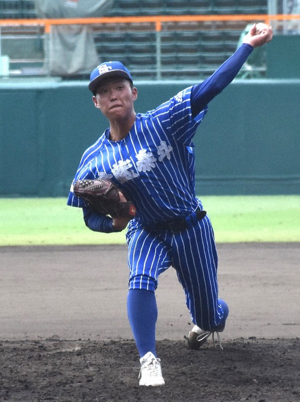 青藍泰斗の永井竣也＝阪神甲子園球場で2025年8月2日、皆川真仁撮影