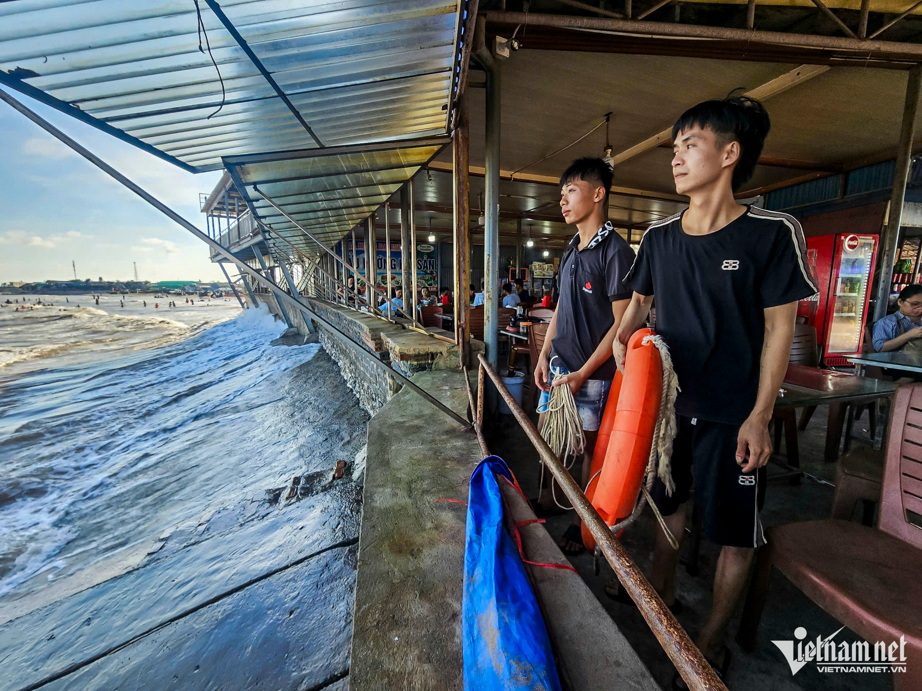 Khoảnh khắc 2 người hùng cứu 5 du khách gặp nạn khi tắm biển ở Ninh Bình