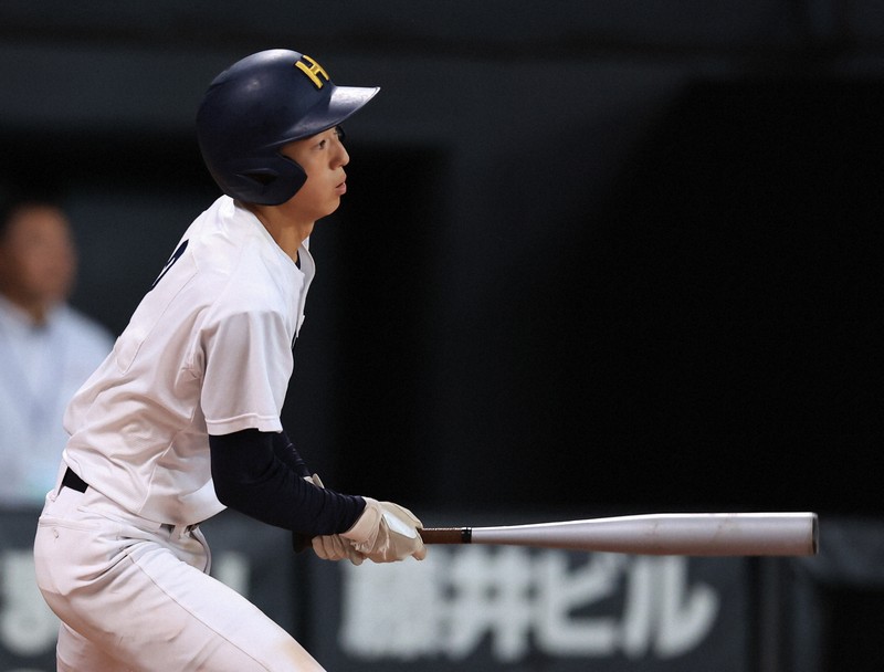 南北海道大会決勝の五回裏2死満塁、先制の2点打を放つ北海の長南凜汰郎選手＝エスコンフィールド北海道で2025年7月20日、宮間俊樹撮影