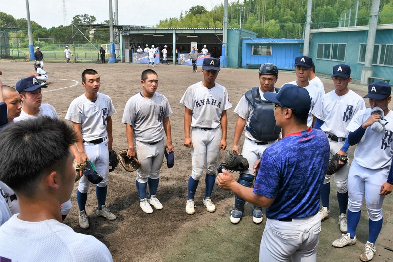 千代純平監督の指示を聞く綾羽の選手たち＝滋賀県栗東市下戸山の野球部グラウンドで2025年8月5日午前10時41分、礒野健一撮影