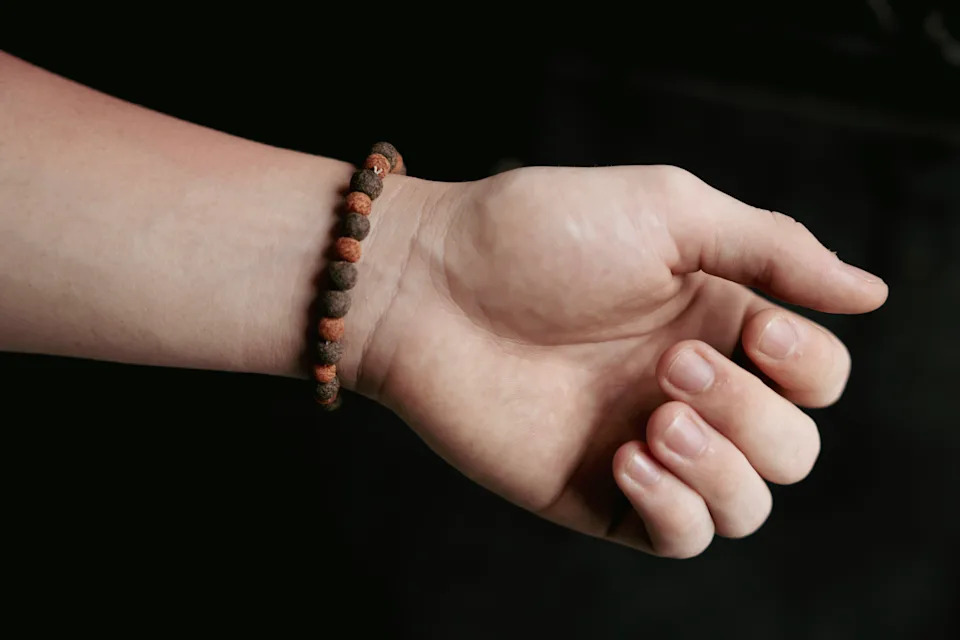 Picture of a bracelet Keider made during his time in CECOT.