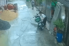 Vụ xô đổ xe máy của shipper: Nữ cán bộ thực hiện hành vi dưới đây, mọi chuyện đã khác