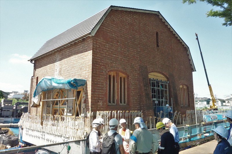 旧豊多摩刑務所の正門。保存に向け、建物ごと移動させる工事が行われている＝東京都中野区で7月29日午前9時54分、高橋昌紀撮影