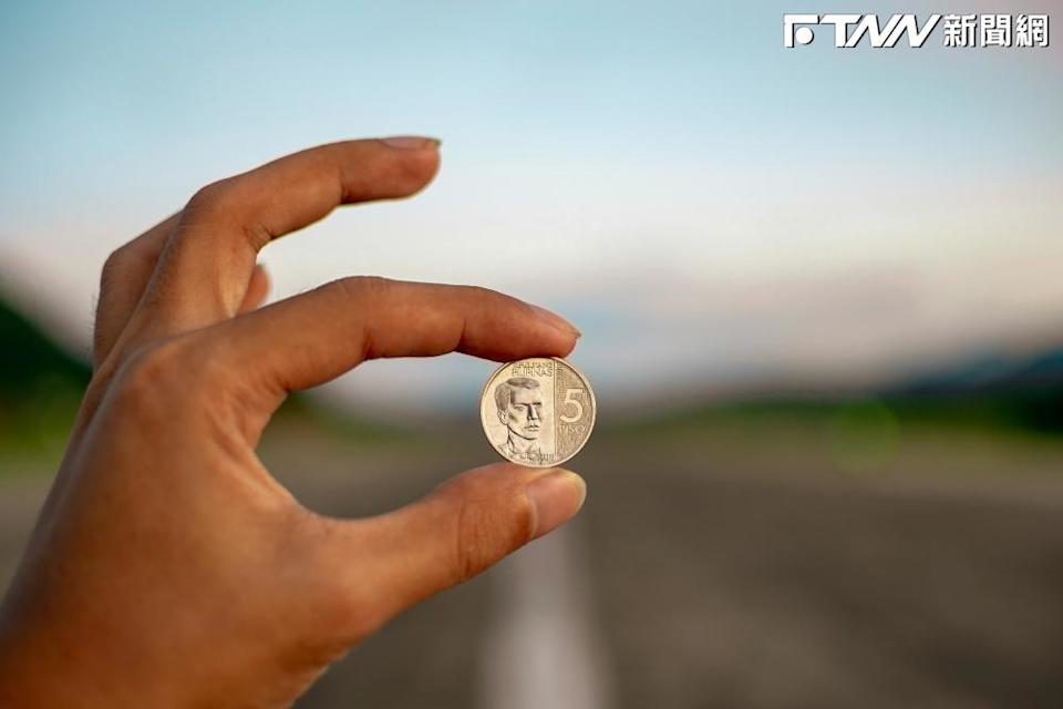 高股息ETF市場近期迎來金管會新規上路,未來實際配息率將不得高於其追蹤指數的參考配息率(圖/unsplash)