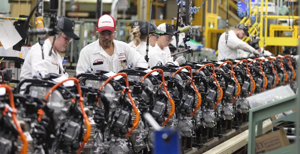 Anna Engine Plant associates assemble Honda's Atkinson-cycle hybrid engineHonda