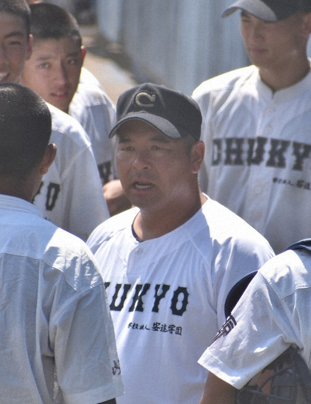 史上初の4連覇を目指す中京の平中亮太監督＝岐阜県中津川市の中津川公園野球場で2025年8月15日午後1時19分、中田博維撮影