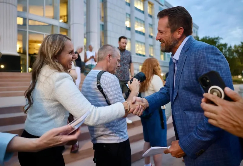 Laura Eyi, public relations manager for Mormon Women for Ethical Government, left, shakes hands with Ryan Bell, Better Boundaries board member at the Matheson Courthouse in Salt Lake City, Monday Aug. 25, 2025. A judge ruled that the Utah Legislature’s 2021 congressional maps violate the state constitution. | Kristin Murphy, Deseret News