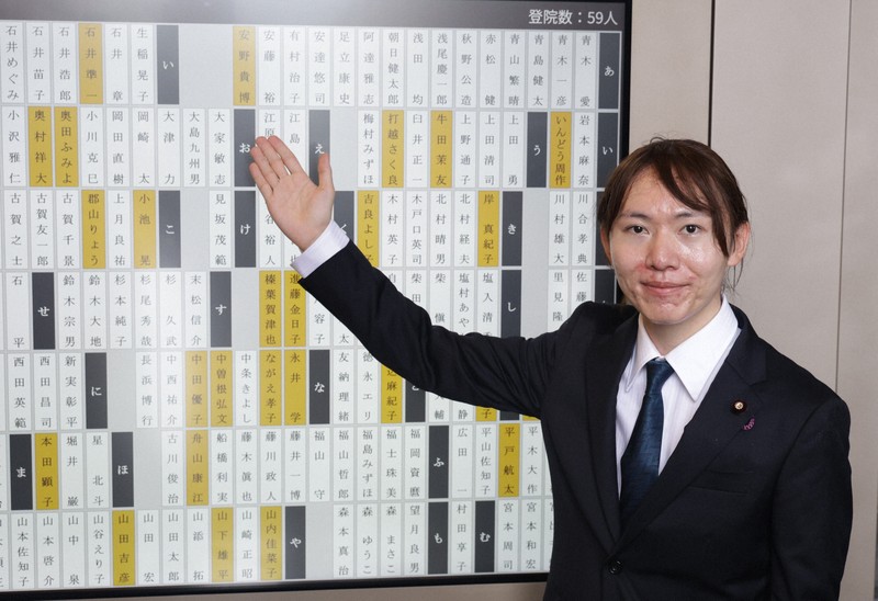初登院し、登院盤のボタンを押すチームみらいの安野貴博氏＝国会内で2025年8月1日午前8時37分、後藤由耶撮影