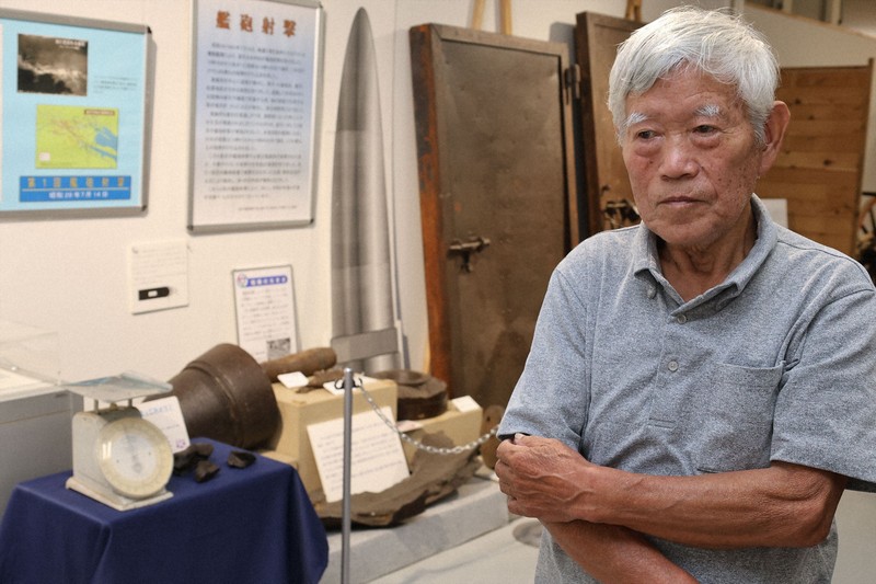 釜石市郷土資料館を訪れた佐々木君雄さん。艦砲射撃の砲弾などが展示されている＝岩手県釜石市で2025年7月14日、奥田伸一撮影