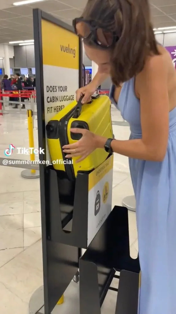 “They asked me to place my bag in the checker to confirm it met size requirements,” Arina said. TikTok/@summermken_official