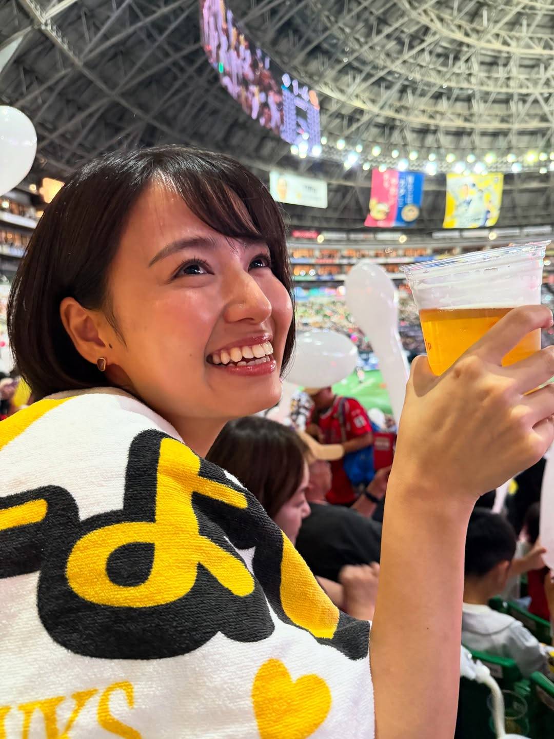 〝ショーパン始球式〟新谷あやか、100キロ宣言も…ほろ酔い祝杯ショットに「勝利の女神」「こんな感動する始球式ないぜよ」