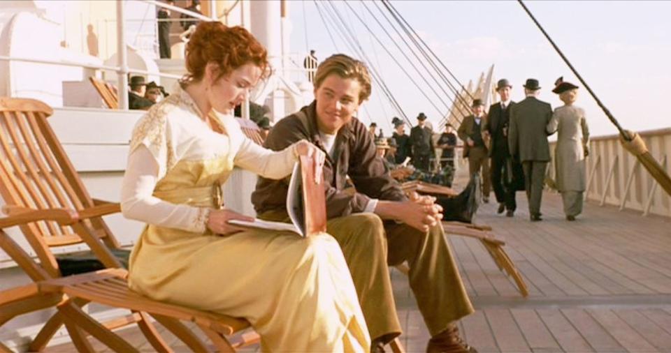 Plano medio de Kate Winslet y Leonardo DiCaprio en una escena de 'Titanic'