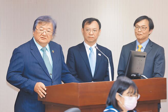 立法院社會福利及衛生環境委員會14日邀請衛生福利部等就「美國針對進口藥品、原料藥課稅對我國產業造成影響」進行專題報告並備質詢，部長邱泰源（左起）、健保署署長石崇良、食藥署署長姜至剛一同上台答詢。（杜宜諳攝）