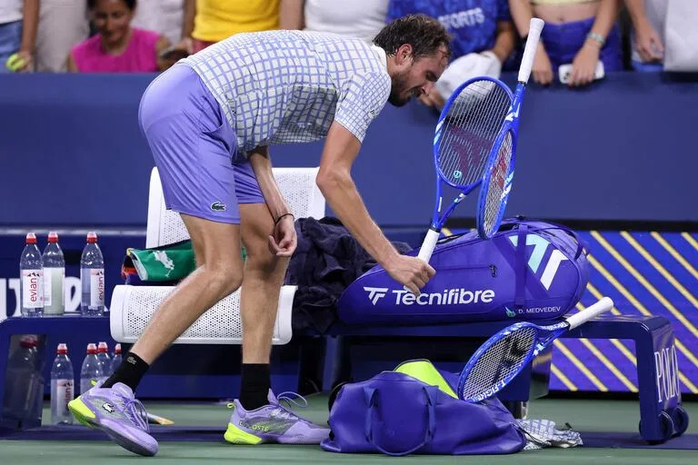 Medvedev se salió de control en el US Open luego de que un fotógrafo interrumpiera el partido y se repitiera el primer servicio para Bonzi