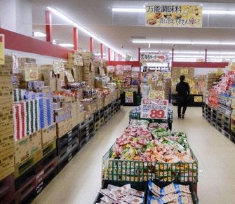 埼玉県内のスーパー＝4日（共同）
