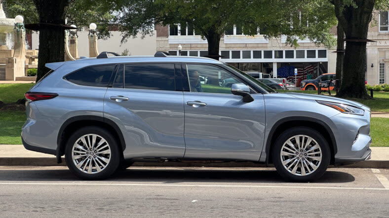 A side profile of the 2024 Toyota Highlander Hybrid