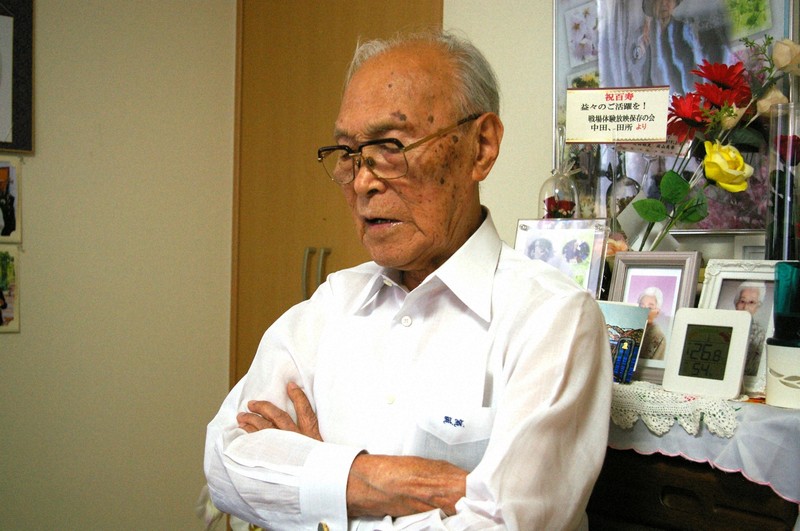 西倉さんは今年5月で100歳になった。シベリア抑留時の体験を思い出す表情は沈鬱で、長い時間考え込むことも多かった＝相模原市で、上智大・佐藤香奈撮影