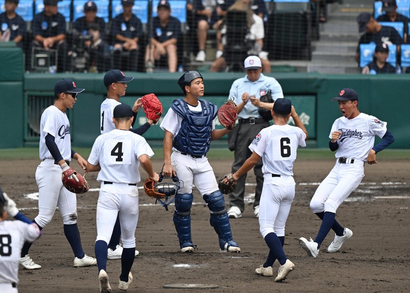 【聖隷クリストファー－明秀日立】三回裏明秀日立2死一、二塁、マウンドに集まる聖隷クリストファーの選手たち＝阪神甲子園球場で2025年8月9日、西夏生撮影