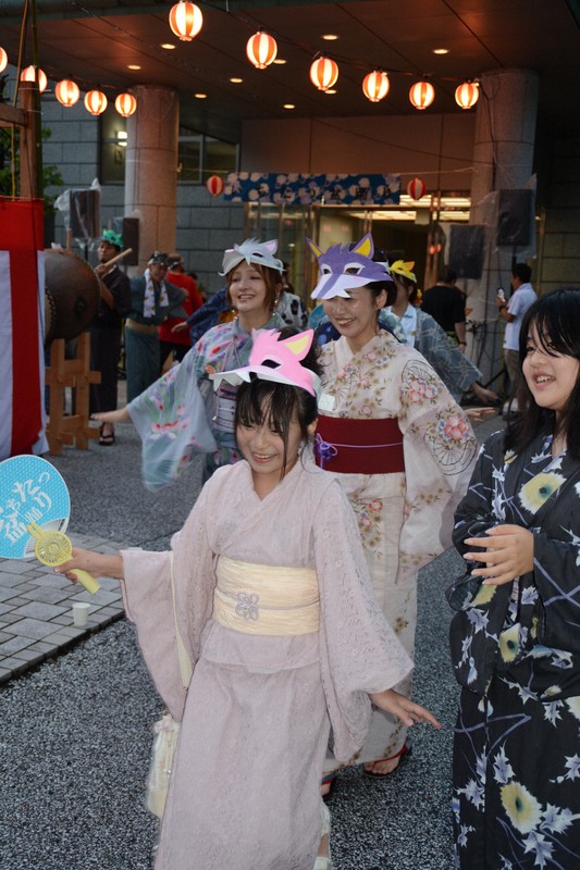 盆踊りで初披露された「東吉野Oh！オオカミ音頭」＝東吉野村小川で2025年8月16日午後6時25分、山中尚登撮影
