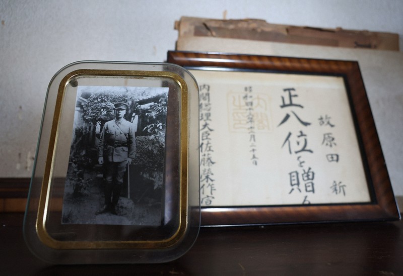 原田茂さん宅に飾られた原田新の写真＝山口県周南市で2025年7月19日、猪飼健史撮影