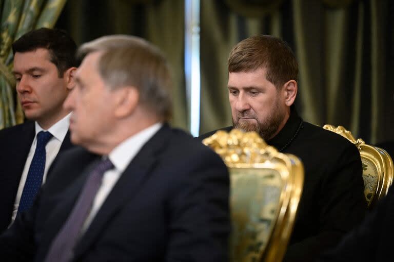 Ramzan Kadyrov en una reunión entre el presidente ruso Vladimir Putin y el presidente emiratí jeque Mohammed bin Zayed Al Nahyan en Moscú, el 7 de agosto de 2025
