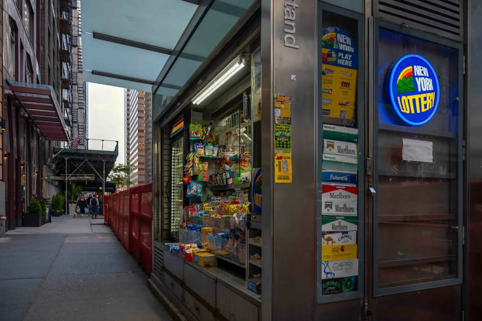 Cigarrillos en venta en un quiosco de Manhattan. (Mary Salen vía Getty Images) · Mary Salen vía Getty Images