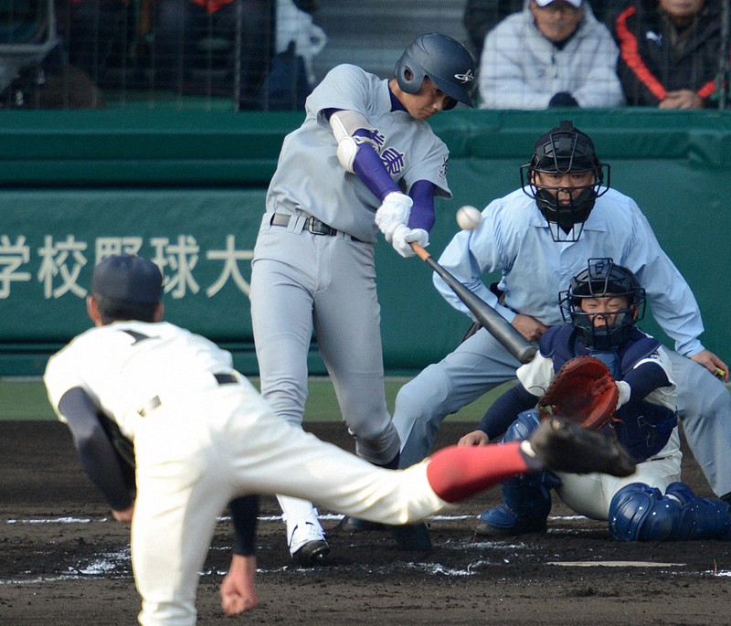第84回選抜高校野球大会で大阪桐蔭・藤浪晋太郎から本塁打を放つ花巻東・大谷翔平＝阪神甲子園球場で2012年3月21日、望月亮一撮影