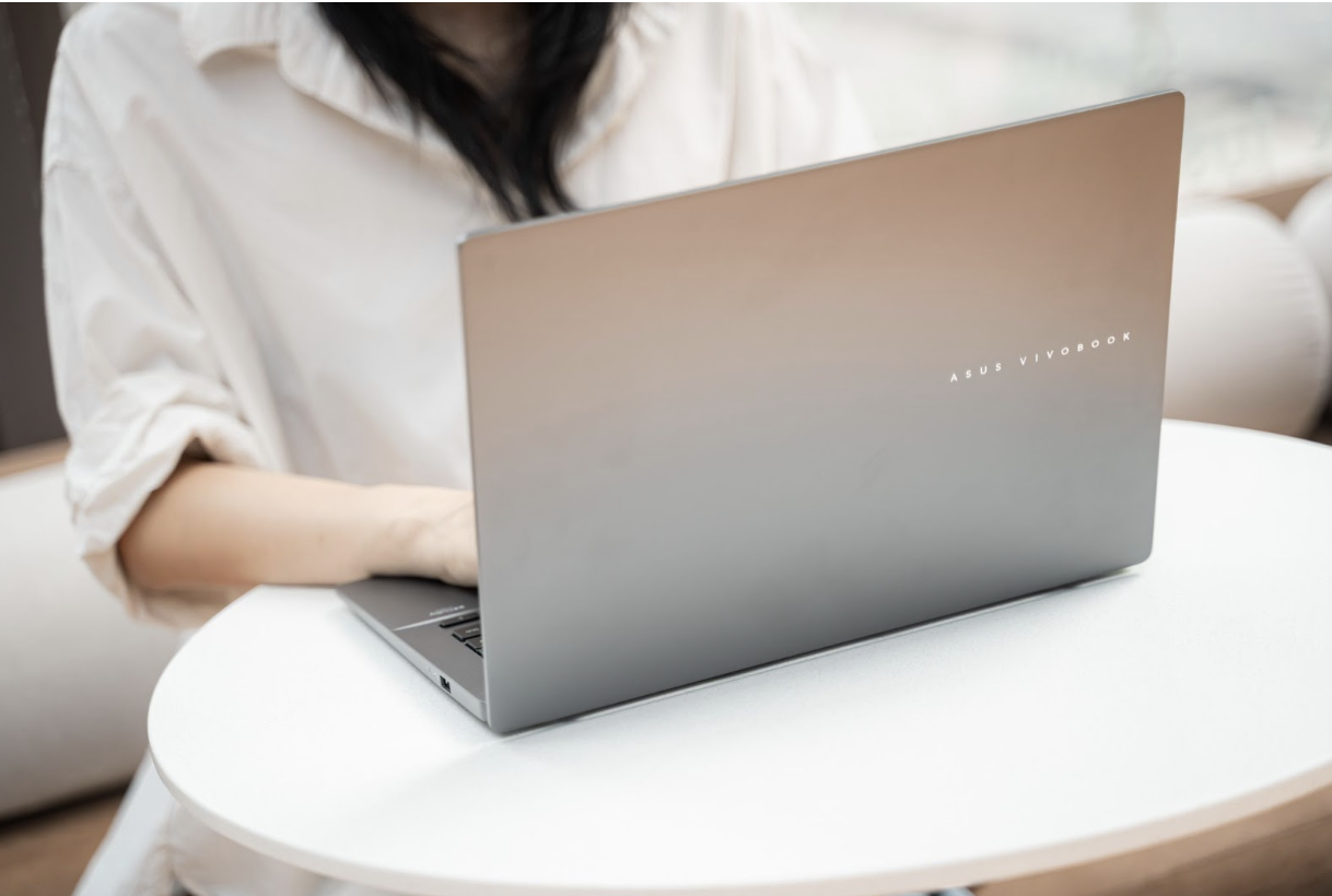 Mẫu laptop mỏng nhẹ, hỗ trợ học tập thông minh cho học sinh, sinh viên