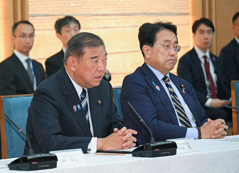 米国の関税措置に関する総合対策本部の会合で発言する石破茂首相（左手前）。右は赤沢亮正経済再生担当相＝首相官邸で25日午前9時52分、新宮巳美撮影