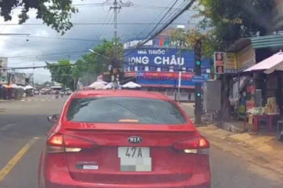 Ô tô KIA màu đỏ bất ngờ dừng giữa đường, một người phụ nữ bước xuống