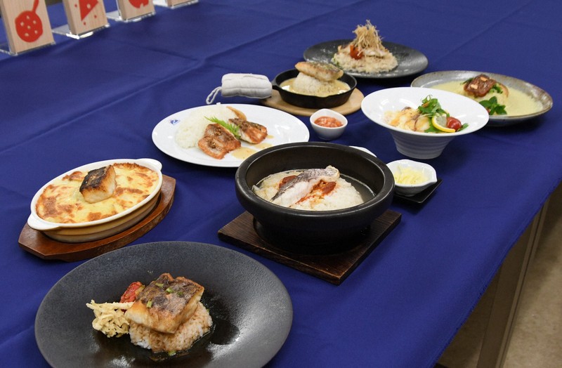 各事業者の創意工夫があふれる「東予・洋風焼き鯛めし」=松山市で2025年7月31日午後0時43分、狩野樹理撮影