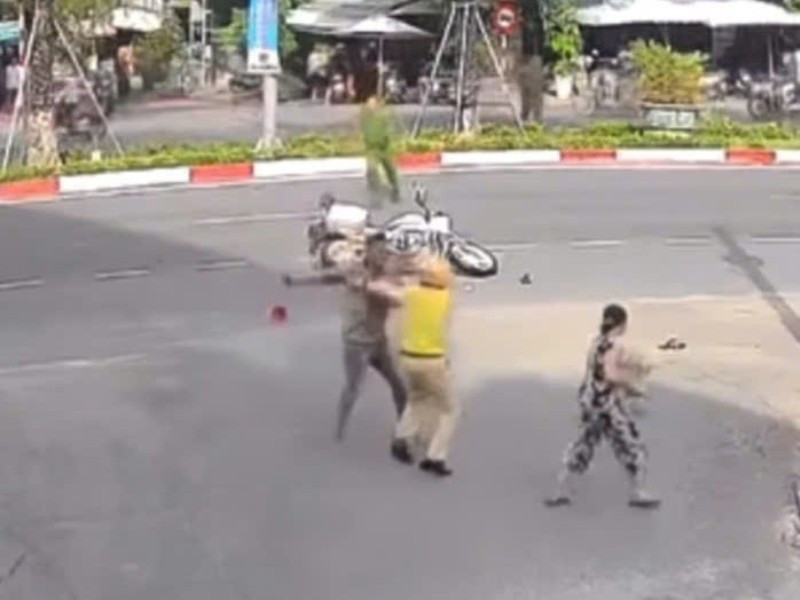 Gây tai nạn, giấu xe trong nghĩa trang, người đàn ông liều lĩnh tấn công cảnh sát