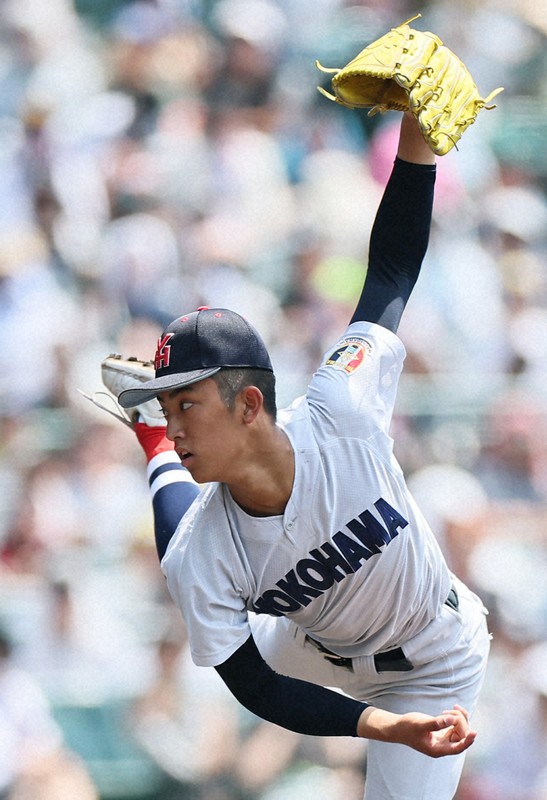 【横浜－津田学園】力投する横浜の先発・織田＝阪神甲子園球場で2025年8月17日、玉城達郎撮影