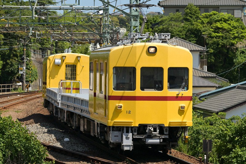 走行するデト11・12=神奈川県横須賀市で2025年6月5日、渡部直樹撮影