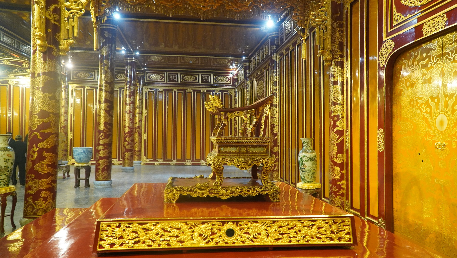 Chốt phương án phục chế Ngai vua triều Nguyễn bị khách bẻ gãy