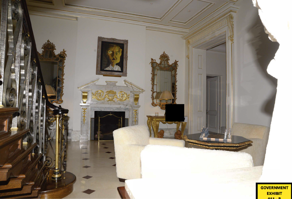 La escalera principal de la mansión de Epstein (US District Attorney’s Office)