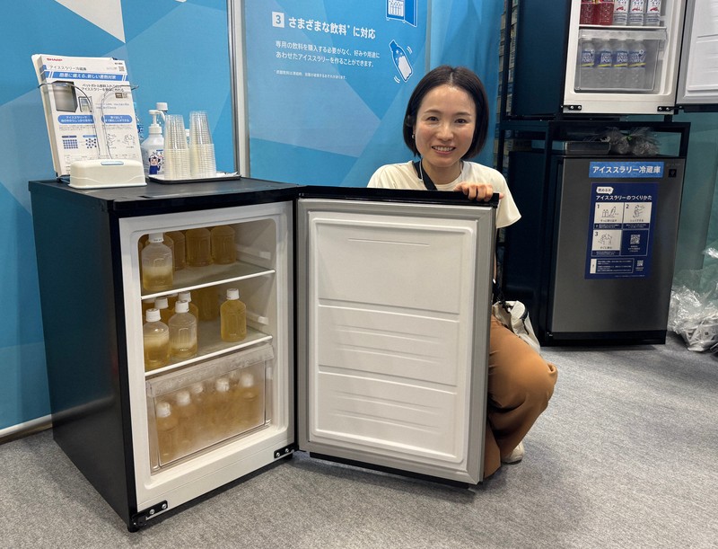 シャープが企業向けレンタルを始めたアイススラリー冷蔵庫。飲料を過冷却の状態にすることで「飲める氷」を作ることができる＝東京都江東区で2025年7月23日午前11時、成澤隼人撮影