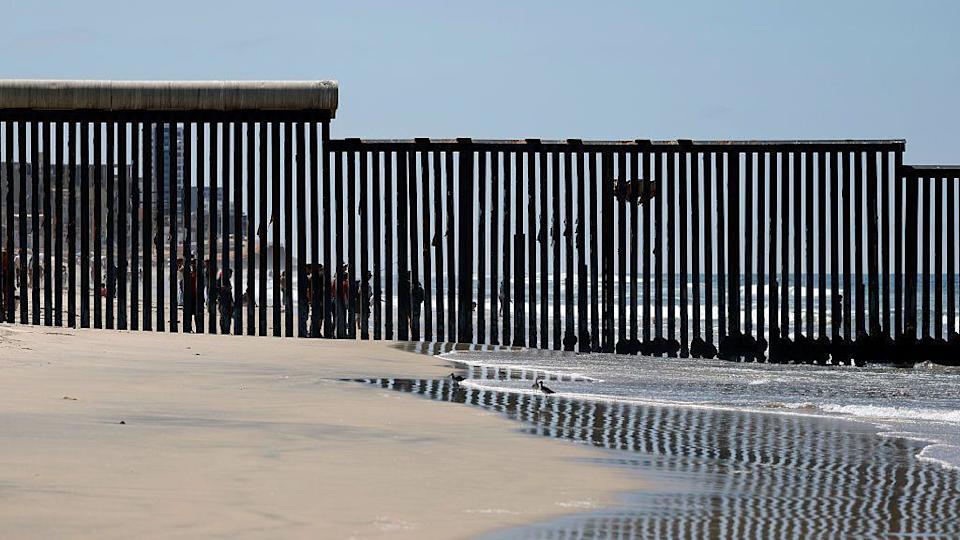 Por qué EE.UU. está pintando de negro el muro fronterizo con México