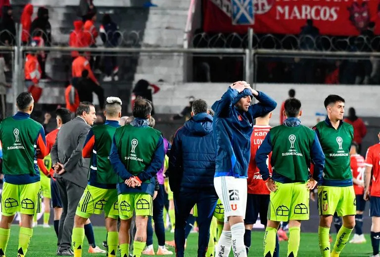 El desconcierto de los jugadores de los dos equipo, minetras la violencia crecía en las tribunas

































Foto: FOTOBAIRES


































Octavos de Final Copa Sudamericana.