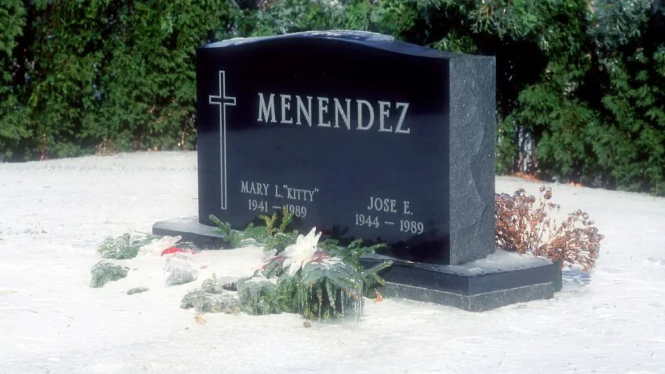 Snow covers the gravesite of Jose and Kitty Menendez January 10, 1994, in Princeton, New Jersey. - Yvonne Hemsey/Getty Images