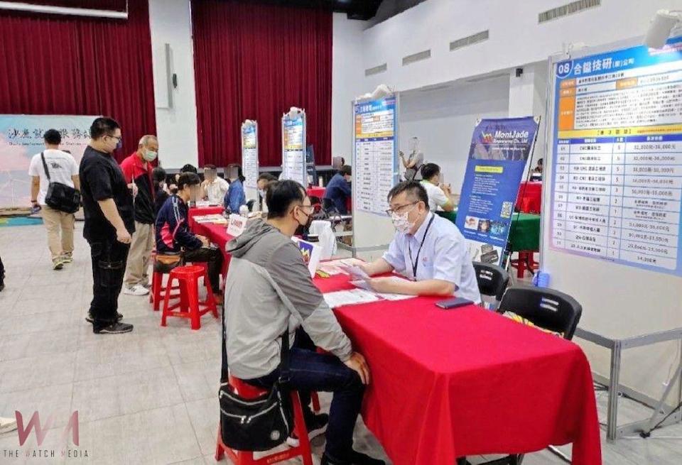 聯合徵才活動現場攤位面試情形。(圖/記者廖妙茜翻攝)