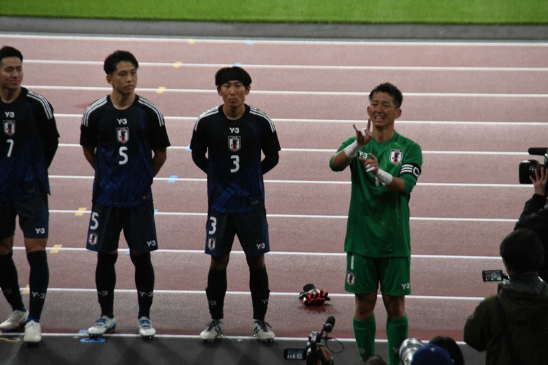 国立競技場での試合を終え、来場者に手話を交えてあいさつするデフサッカー日本代表の松元卓巳選手(右端)=東京・国立競技場で2025年4月2日午後8時59分、川村咲平撮影