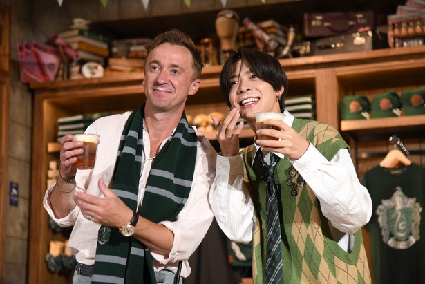 バタービールで乾杯する、timeleszの松島聡さんとトム・フェルトンさん