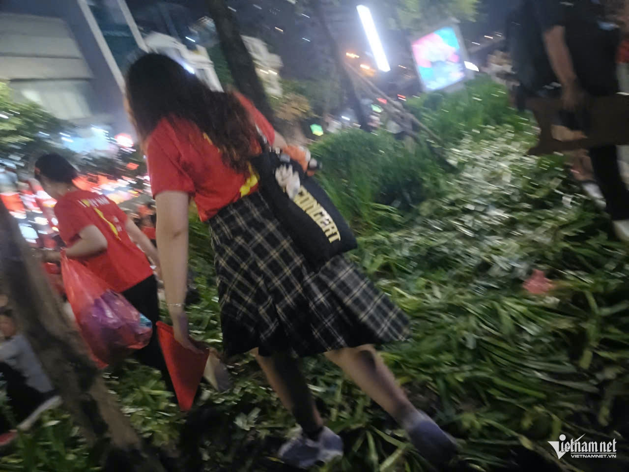 Trồng dặm hàng ngàn m² cây bị giẫm nát tả tơi sau buổi tổng hợp luyện diễu binh