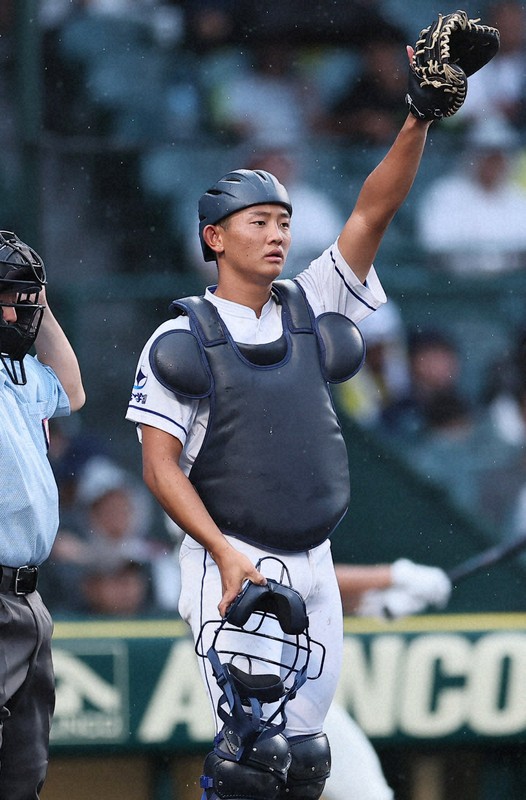 【豊橋中央－日大三】指示を出す豊橋中央の松井＝阪神甲子園球場で2025年8月11日、長澤凜太郎撮影