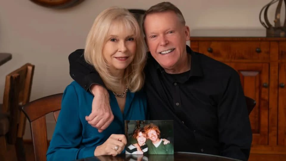 Vickie y Graham celebraron recientemente su 40 aniversario de boda, recreando la foto que se hicieron el día que se conocieron. - Crédito: Amanda Caldwell Fotografía