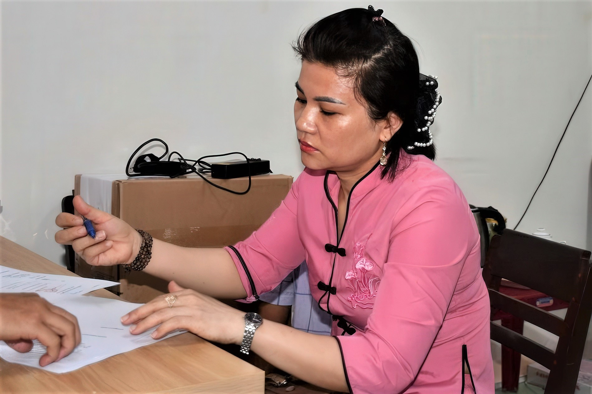 Lời nói dối của bảo mẫu với người thân bé trai 1 tuổi bị ném xuống nền nhà
